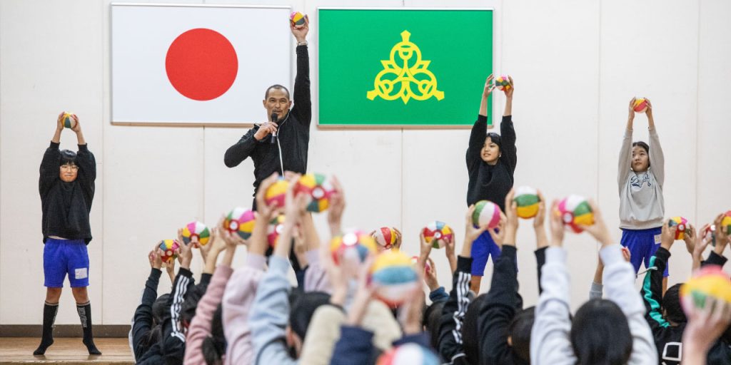 現場レポート！室伏長官による熊本の小学校で紙風船を使った特別授業！