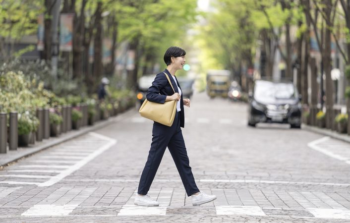 暑い夏もおしゃれに快適に。ビジネスカジュアルに合わせるスニーカーコーデ